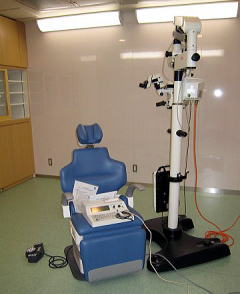手術用顕微鏡と眼軸長計測装置と患者さま用ベット